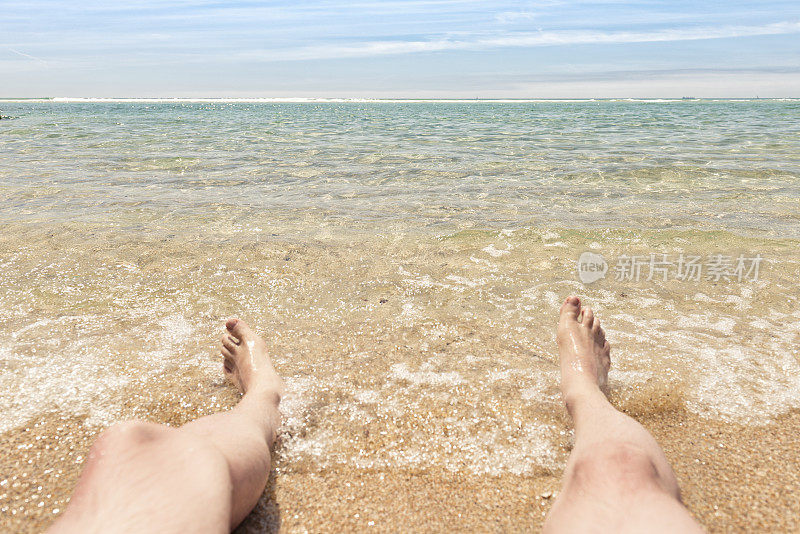 POV度假，男人的腿在浅海，Pedn Vounder